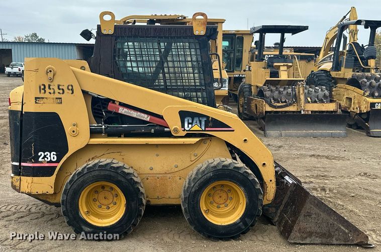 image for item JE9475 2001 Caterpillar 236  skid steer loader