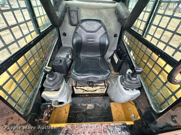 image for item JE9475 2001 Caterpillar 236  skid steer loader