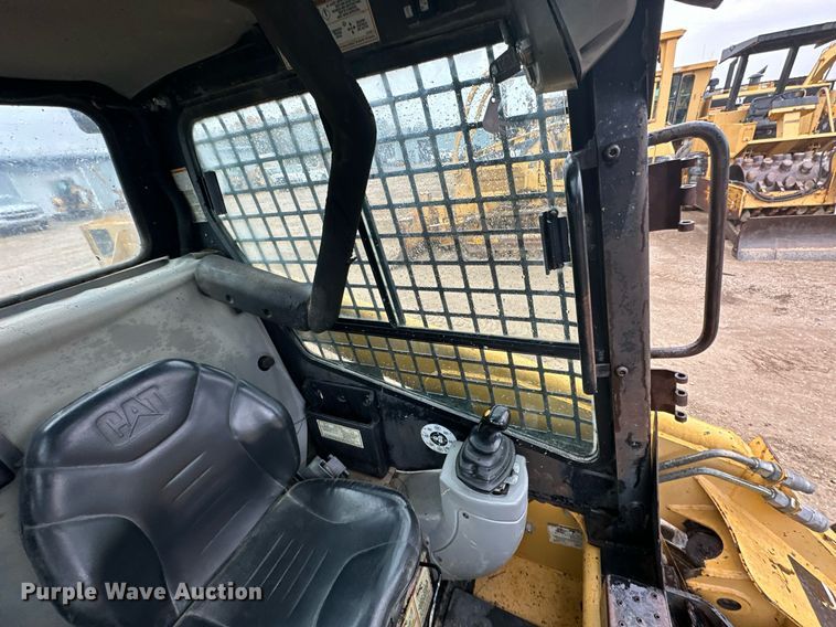 image for item JE9475 2001 Caterpillar 236  skid steer loader