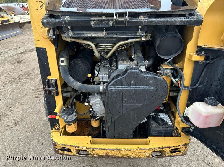 image for item JE9475 2001 Caterpillar 236  skid steer loader