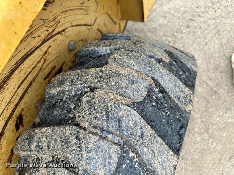 image for item JE9475 2001 Caterpillar 236  skid steer loader