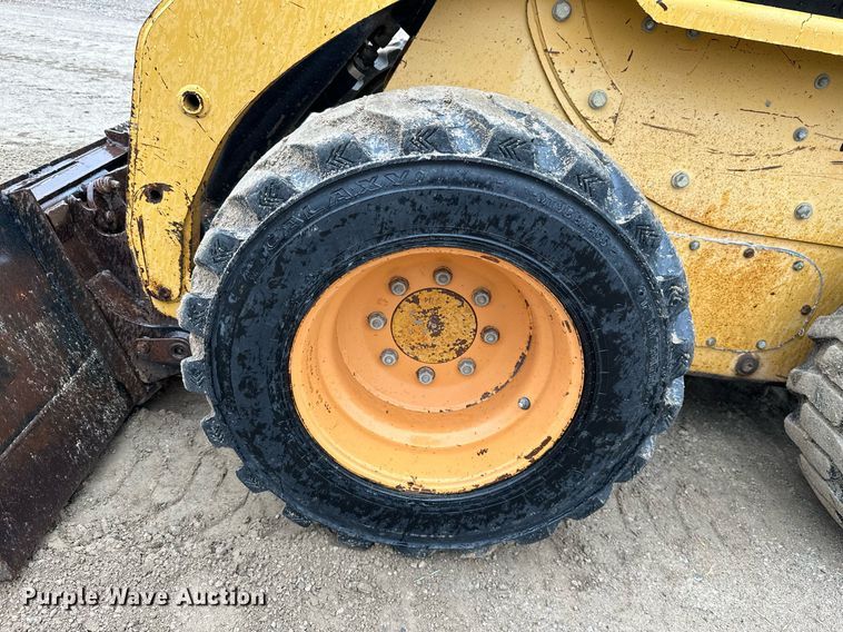 image for item JE9475 2001 Caterpillar 236  skid steer loader
