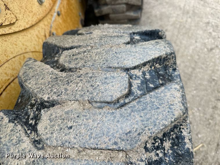 image for item JE9475 2001 Caterpillar 236  skid steer loader