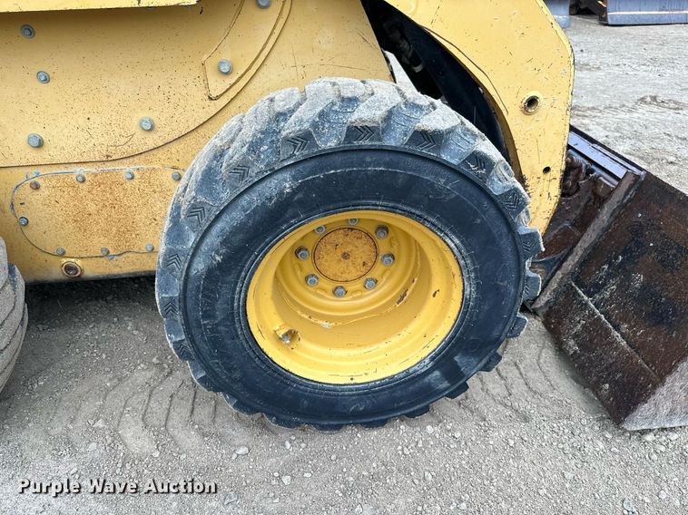 image for item JE9475 2001 Caterpillar 236  skid steer loader