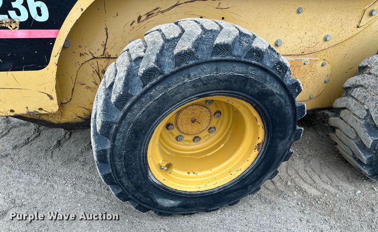 image for item JE9475 2001 Caterpillar 236  skid steer loader