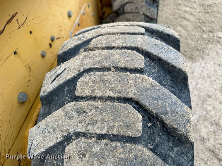 image for item JE9475 2001 Caterpillar 236  skid steer loader