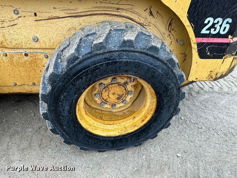image for item JE9475 2001 Caterpillar 236  skid steer loader
