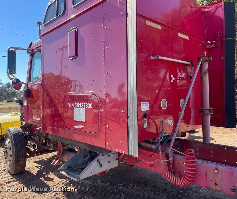 image for item DI3641 2005 International 9200i  semi truck