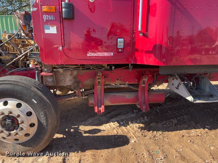 image for item DI3641 2005 International 9200i  semi truck