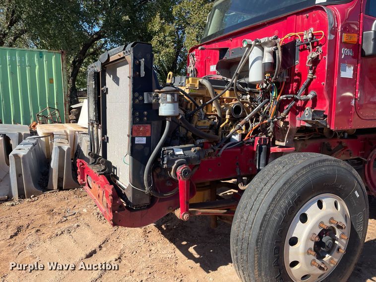 image for item DI3641 2005 International 9200i  semi truck