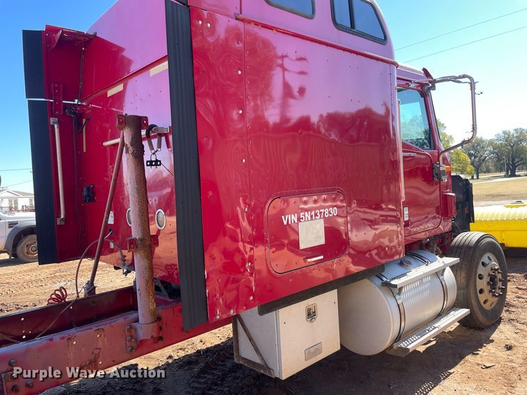 image for item DI3641 2005 International 9200i  semi truck