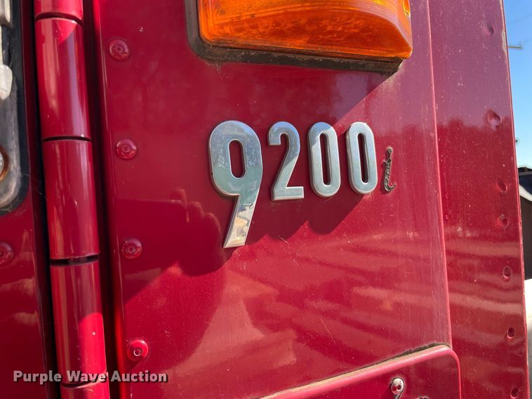 image for item DI3641 2005 International 9200i  semi truck