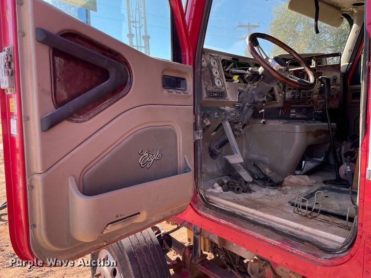 image for item DI3641 2005 International 9200i  semi truck