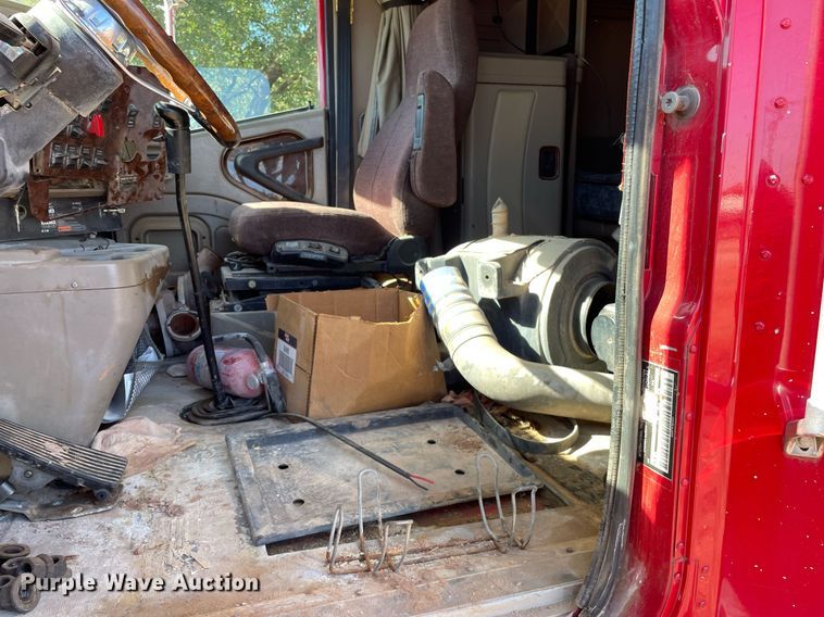 image for item DI3641 2005 International 9200i  semi truck