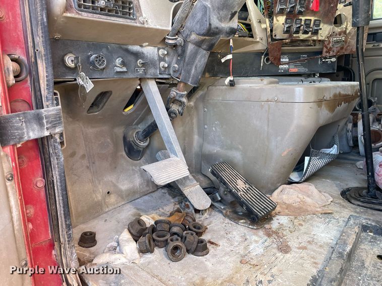 image for item DI3641 2005 International 9200i  semi truck