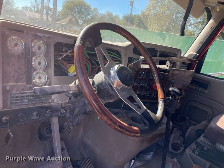 image for item DI3641 2005 International 9200i  semi truck