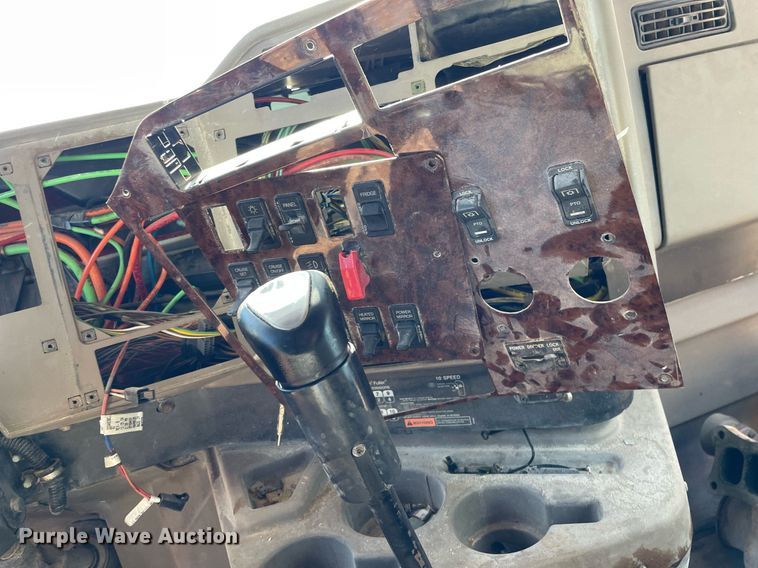 image for item DI3641 2005 International 9200i  semi truck