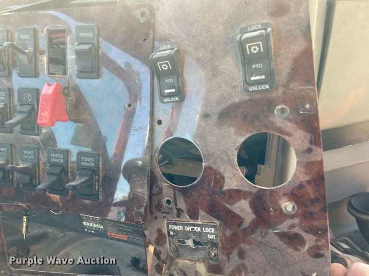 image for item DI3641 2005 International 9200i  semi truck