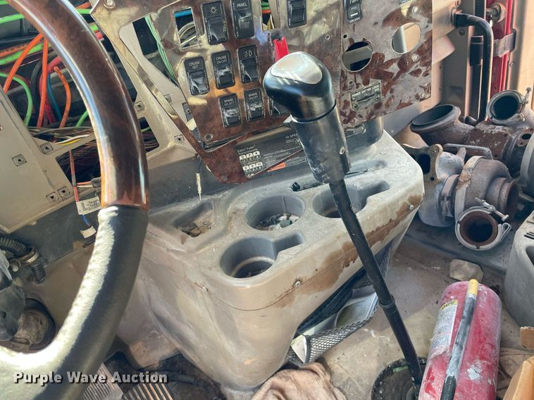 image for item DI3641 2005 International 9200i  semi truck