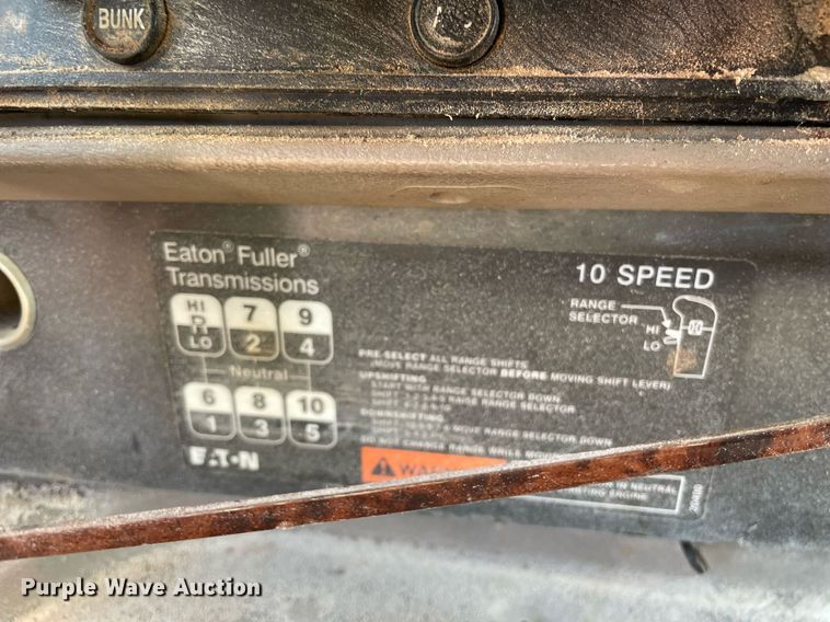 image for item DI3641 2005 International 9200i  semi truck