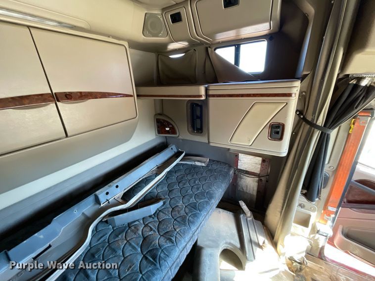 image for item DI3641 2005 International 9200i  semi truck