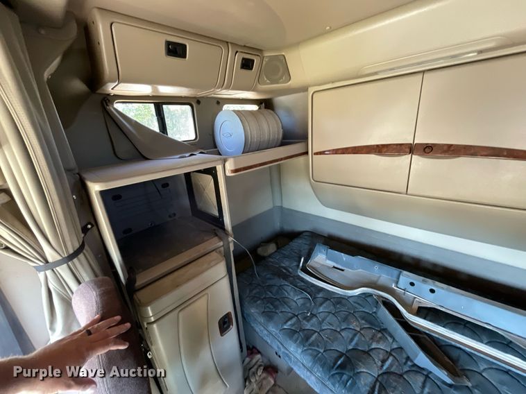 image for item DI3641 2005 International 9200i  semi truck