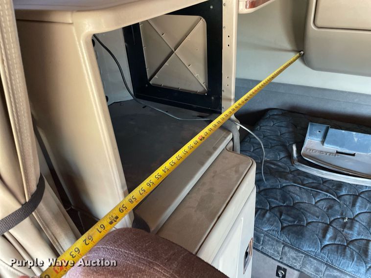 image for item DI3641 2005 International 9200i  semi truck