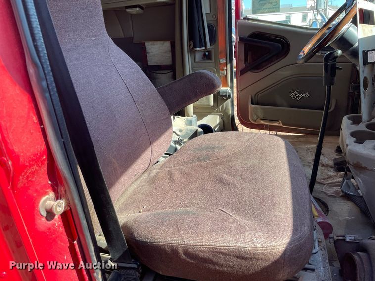 image for item DI3641 2005 International 9200i  semi truck