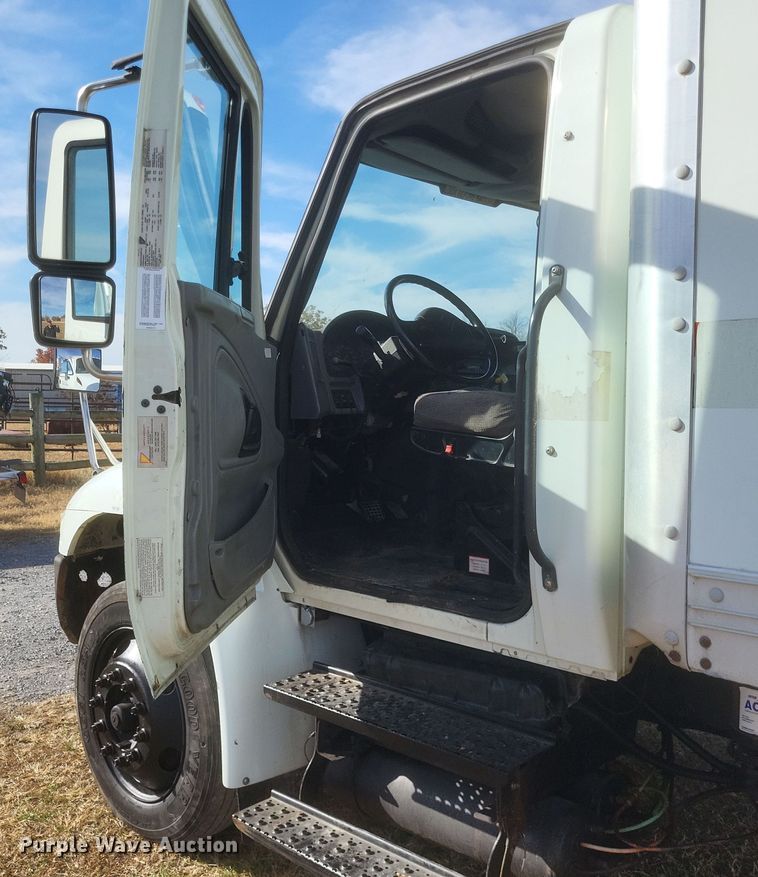 image for item DK1171 2005 International 4400  box truck