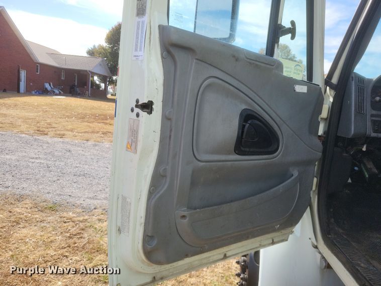 image for item DK1171 2005 International 4400  box truck