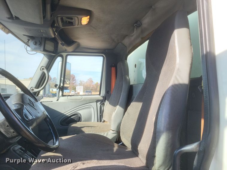 image for item DK1171 2005 International 4400  box truck