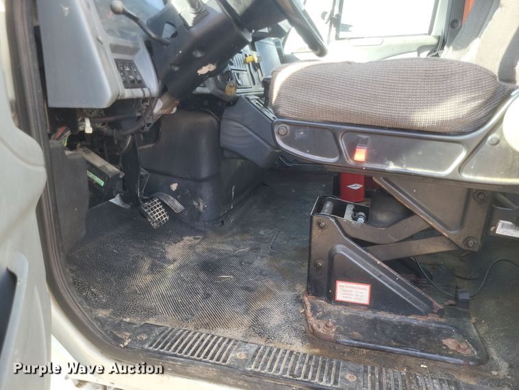 image for item DK1171 2005 International 4400  box truck