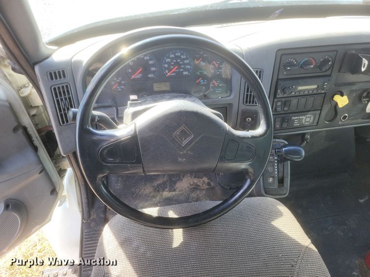 image for item DK1171 2005 International 4400  box truck