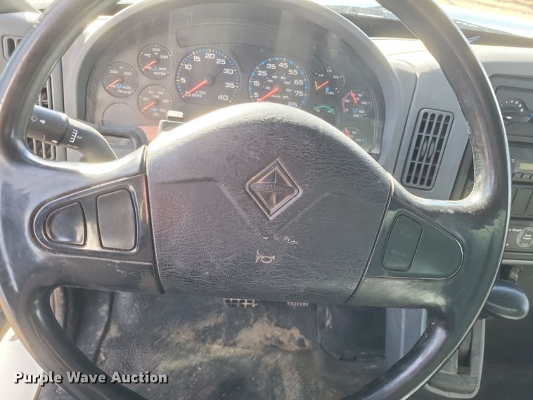 image for item DK1171 2005 International 4400  box truck