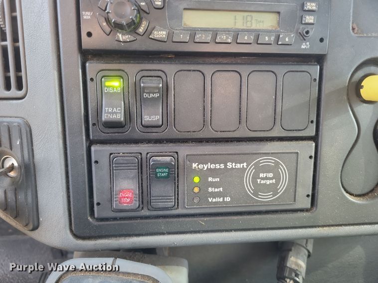 image for item DK1171 2005 International 4400  box truck