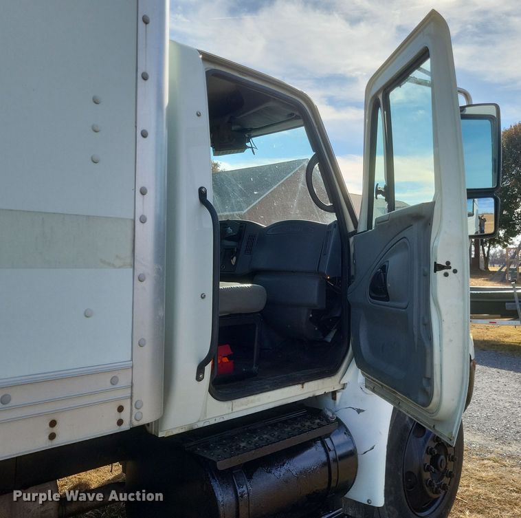 image for item DK1171 2005 International 4400  box truck