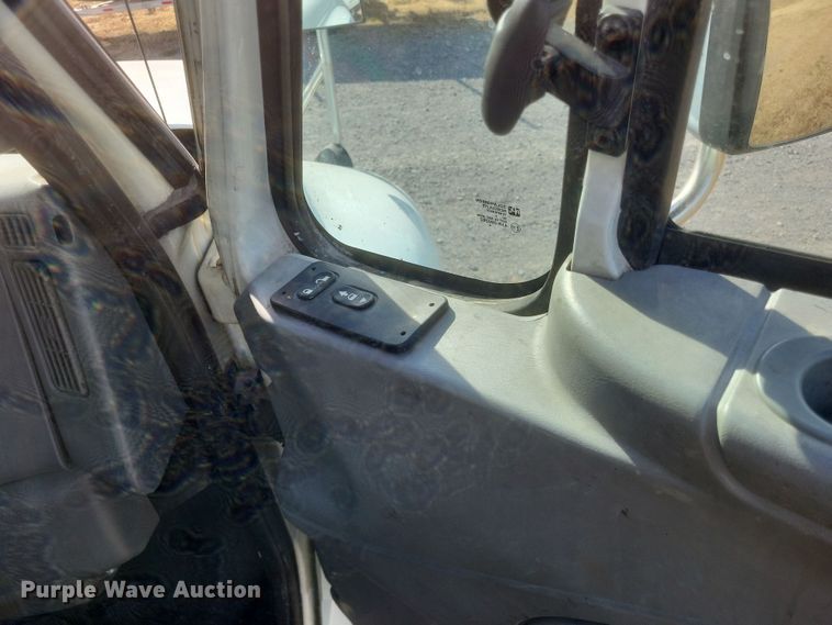 image for item DK1171 2005 International 4400  box truck