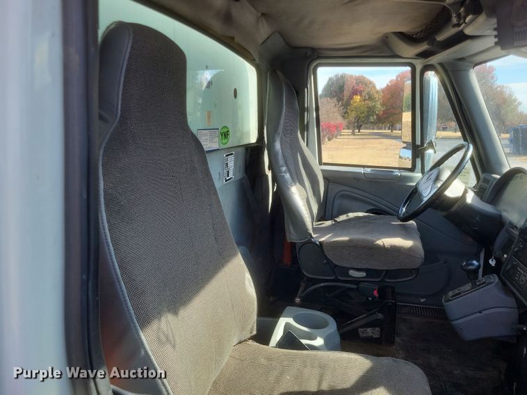 image for item DK1171 2005 International 4400  box truck