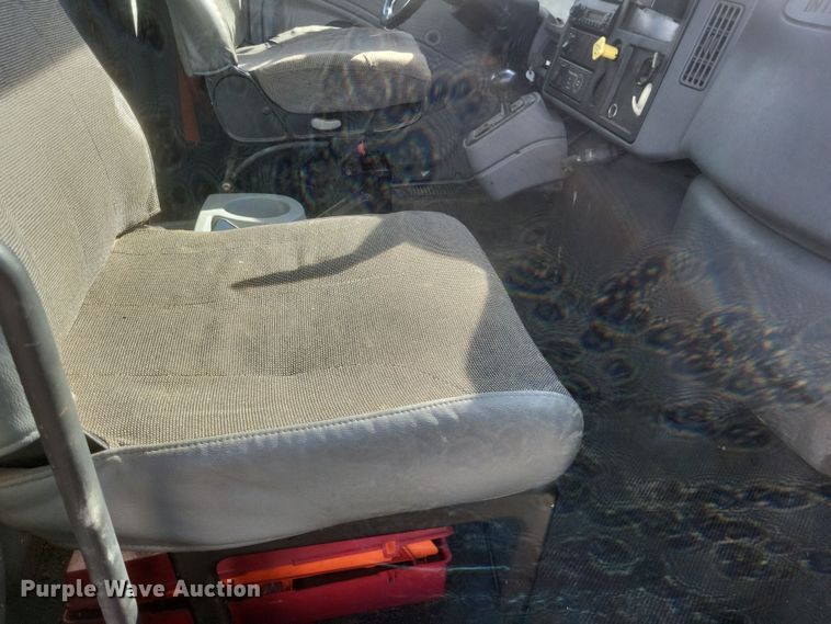 image for item DK1171 2005 International 4400  box truck