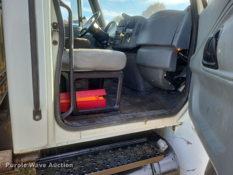 image for item DK1171 2005 International 4400  box truck