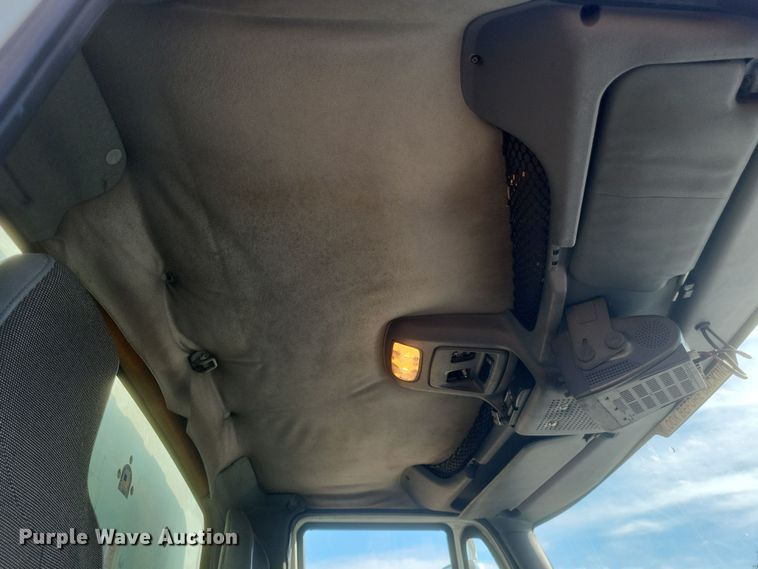 image for item DK1171 2005 International 4400  box truck