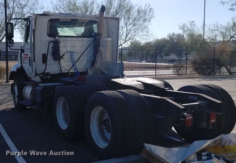 image for item DK8860 2003 International 8600  semi truck