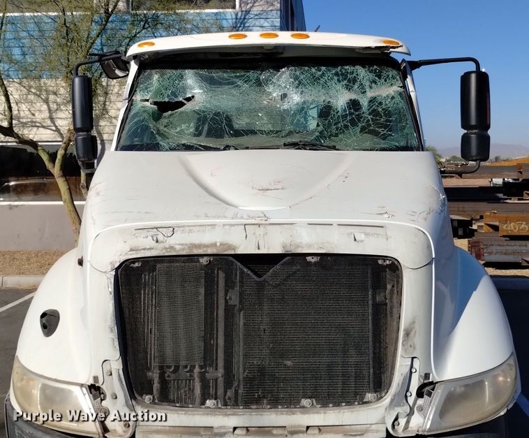 image for item DK8860 2003 International 8600  semi truck