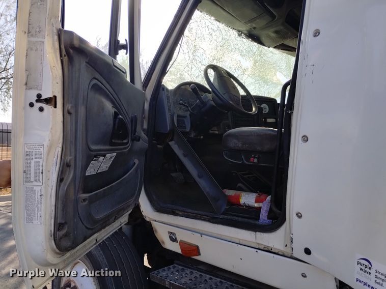 image for item DK8860 2003 International 8600  semi truck