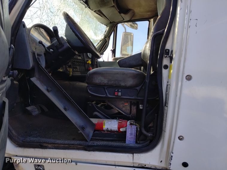 image for item DK8860 2003 International 8600  semi truck