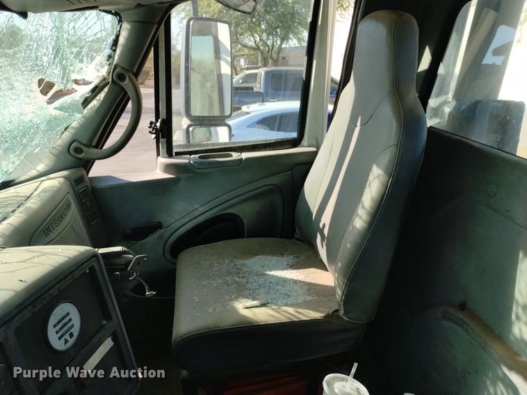 image for item DK8860 2003 International 8600  semi truck