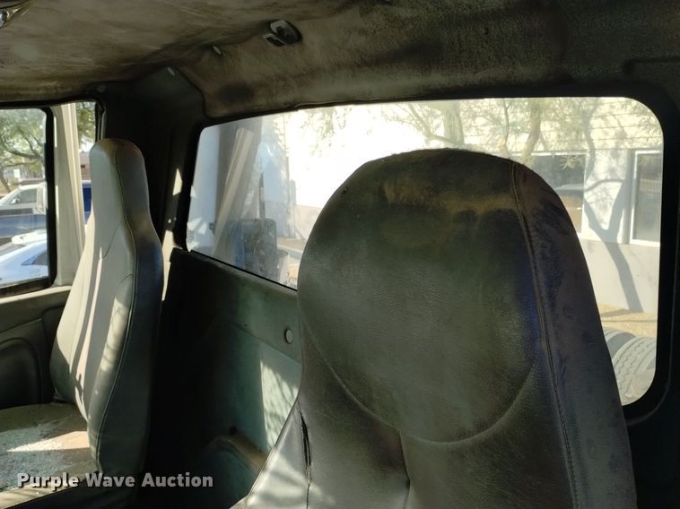 image for item DK8860 2003 International 8600  semi truck