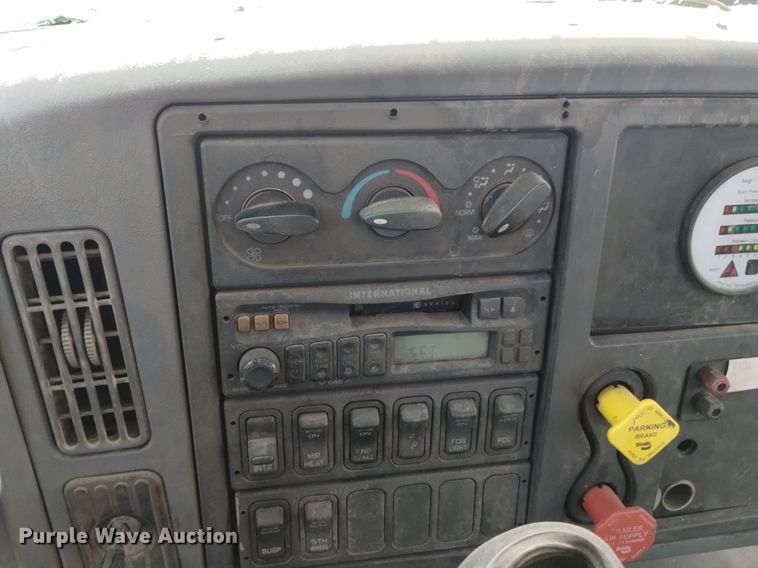 image for item DK8860 2003 International 8600  semi truck