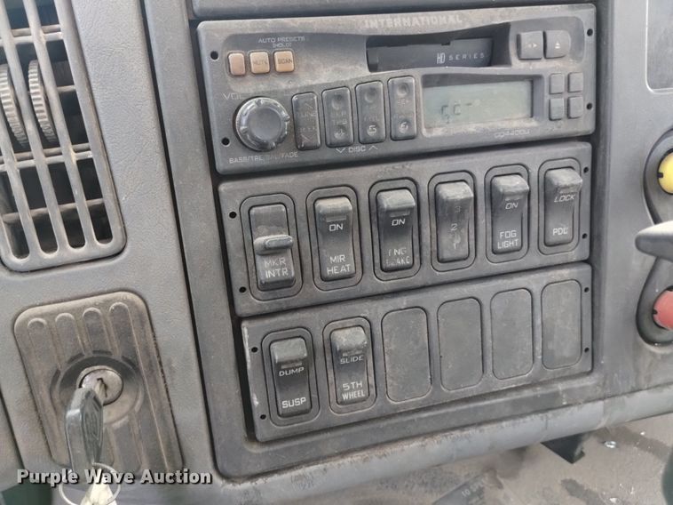 image for item DK8860 2003 International 8600  semi truck