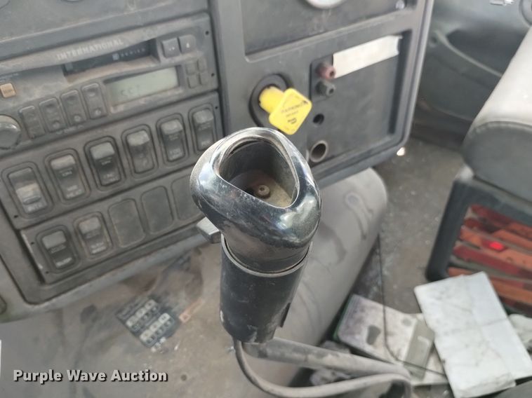 image for item DK8860 2003 International 8600  semi truck